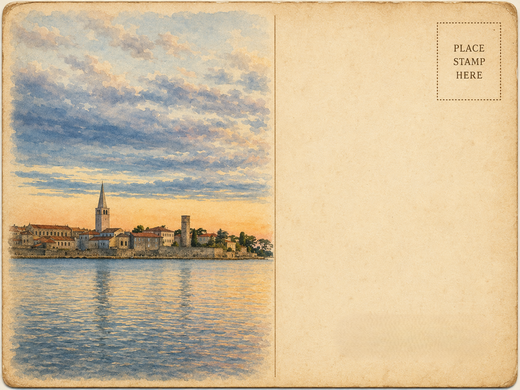Poreč desde el mar al anochecer